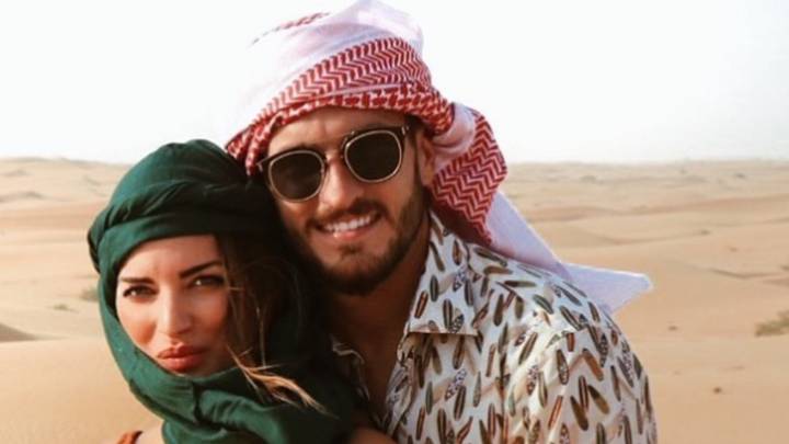 El futbolista Koke Resurreción posando con su mujer, Beatriz Espejel, en un desierto de Dubái. Foto Instagram @beatrizespejel