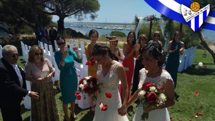 La futbolista del Sporting de Huelva Sandra Castello y la delegada del conjunto andaluz Leyre Serrano el día de su boda, Foto Twitter @sportinghuelva