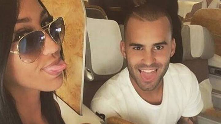 Aurah Ruiz y Jesé Rodríguez cuando eran pareja posando muy sonrientes en un avión. Foto Facebook