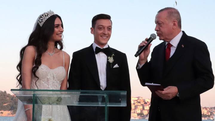 Özil se casa y por ello financia las operaciones de 1.000 niños y dona comida a 16.000 pobres