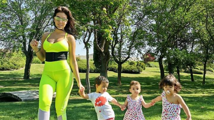 Georgina muestra el regalo de Alice Campello para Eva, Mateo y Alana Martina