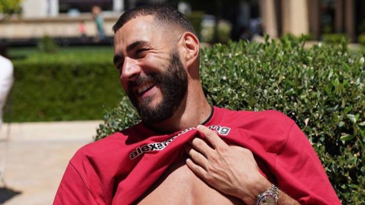 Benzema luce abdominales desde su espectacular mansión en Miami