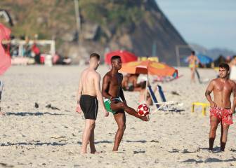 Vinicius disfruta de sus días en la playa con sus amigos