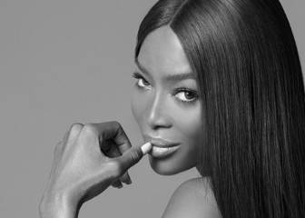 Naomi Campbell posa desnuda y confiesa que le costó muchos años aceptarse