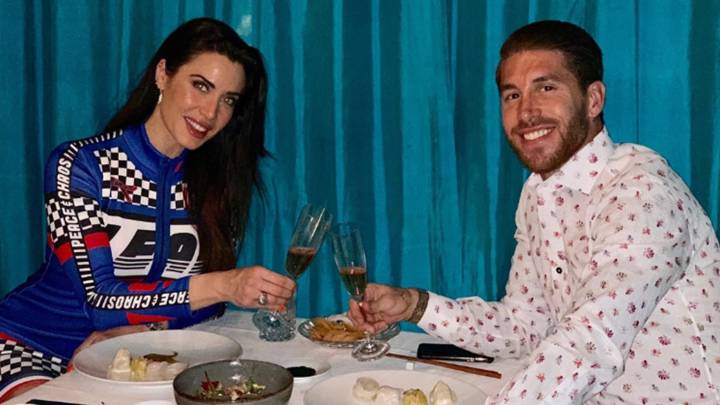 Pilar Rubio y Sergio Ramos brindando durante una cena el 17 de marzo de 2019, día del 41º cumpleaños de la presentadora. Foto Instagram @sergioramos
