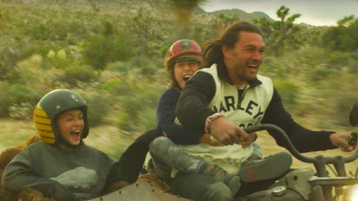 Jason Momoa construye una moto para sus hijos y cumple el sueño de su vida