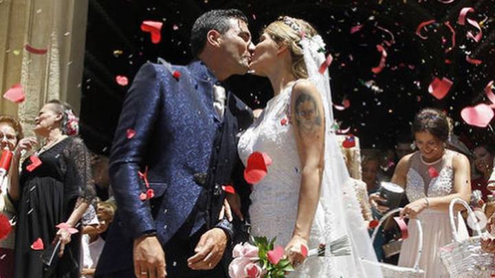 El fallecido futbolista José Antonio Reyes y su mujer, Noelia López, besándose el día de su boda. Foto Instagram @noelialopezm