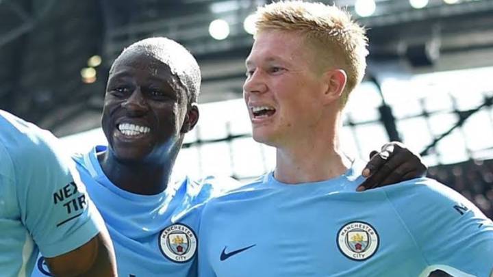 Benjamin Mendy y Kevin de Bruyne celebrando un gol con el City muy sonrientes. Foto Facebook