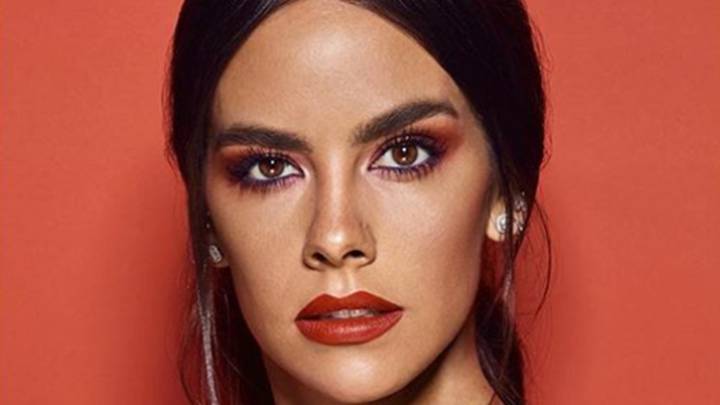 Cristina Pedroche en un posado promocional de su primera colección de maquillaje en el que aparece maquillada y con rostro serio.. Foto Instagram @cristipedroche
