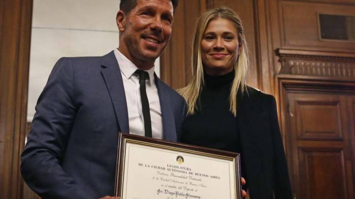Simeone y Carla Pereyra hacen su primera aparición oficial como marido y mujer