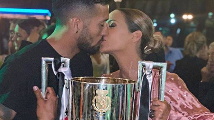 Ezequiel Garay y Tamara Gorro besándose mientras sostienen la Copa del Rey conquistada por el Valencia en el 2019, año del centenario del club. Foto Instagram @tamara_gorro