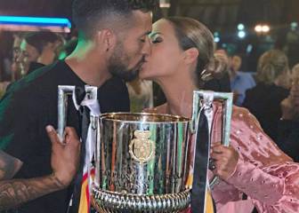 Garay plasma su beso con Tamara Gorro y la Copa del Rey en unas zapatillas