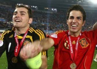 Casillas vacila a Cesc por su memorable penalti a Italia en la Eurocopa 2008