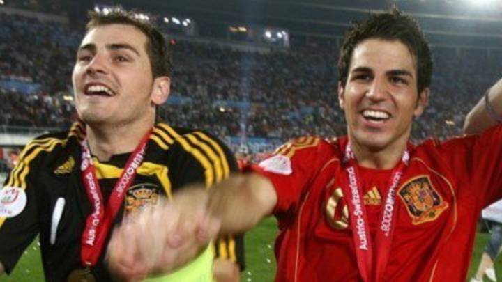 Iker Casillas y Cesc Fàbregas celebrando la Eurocopa 2008 de España. Foto Facebook
