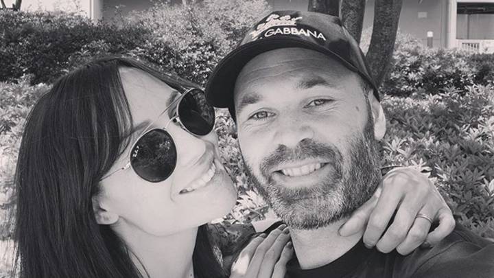 El futbolista Andrés Iniesta con su mujer, Anna Ortiz. Foto Instagram @annaortiz34