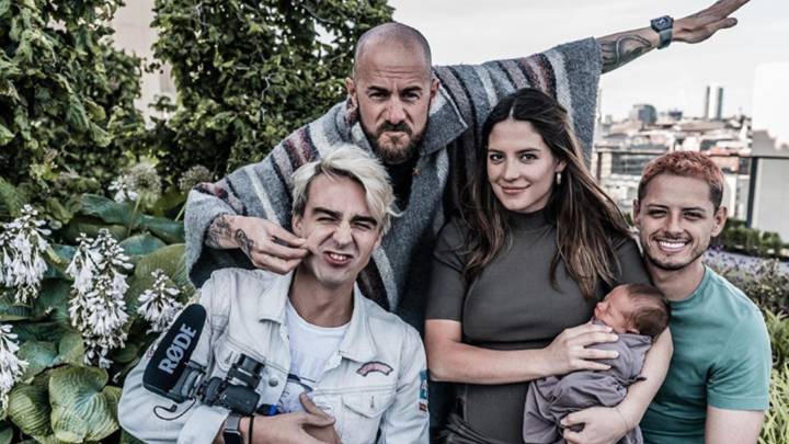 El futbolista mexicano Javier Hernández 'Chicharito' con su mujer, la modelo e influencer australiana Sarah Kohan, su hijo Noah, y sus amigos, Diego Dreyfus y Niccolo de Zambiasi en una foto de su canal de Youtube 'Naked Humans'. Foto Instagram @nkdhumans
