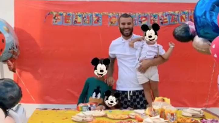 Jesé disfruta con retraso del cumpleaños de su hijo con Aurah Ruiz
