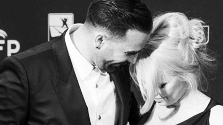 Adil Rami y Pamela Anderson acaramelados en una gala cuando eran pareja. Foto Instagram @pamelaanderson