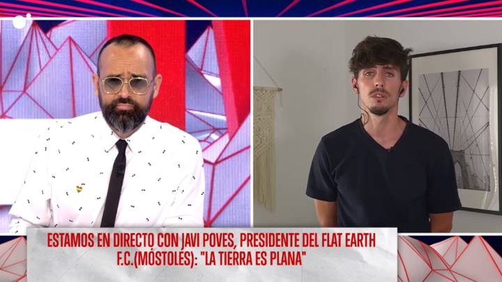 Risto Mejide en 'Todo es mentira' entrevistando a Javi Poves, exfutbolista y presidente del Flat Earth FC, el primer equipo del mundo en defender que la Tierra es plana. Foto: Captura Cuatro