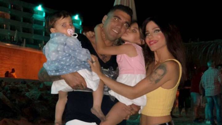 El fallecido futbolista José Antonio Reyes con su mujer, Noelia López, y con sus dos hijas, Noelia y Triana, una noche en la playa de Matalascañas (Huelva). Foto Instagram @noelialopezm