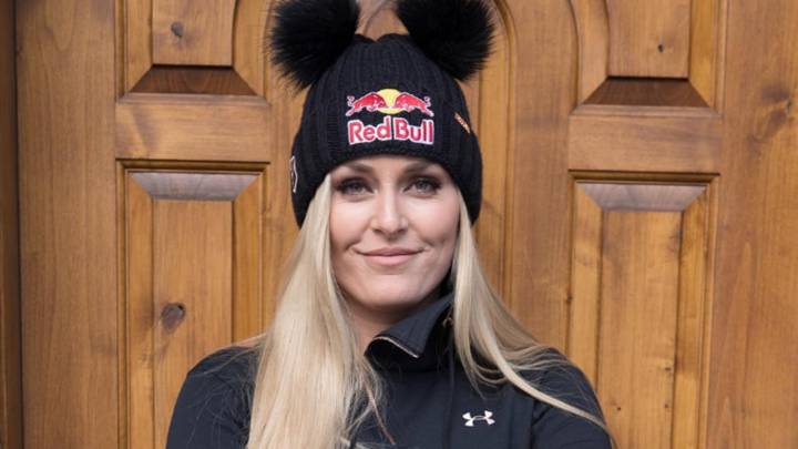 La mítica exesquiadora estadounidense Lindsey Vonn posando sonriente con un gorro de Red Bull. Foto Instagram @lindseyvonn