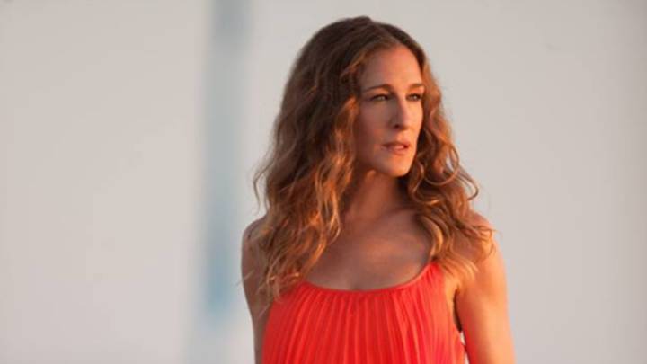 La actriz Sarah Jessica Parker mirando al horizonte con un vestido rojo. Foto Facebook