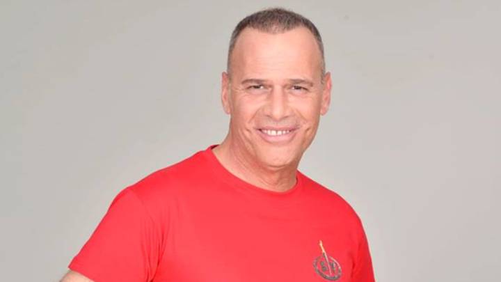 El presentador Carlos Lozano con la camiseta oficial de 'Supervivientes'. FOTO: Facebook