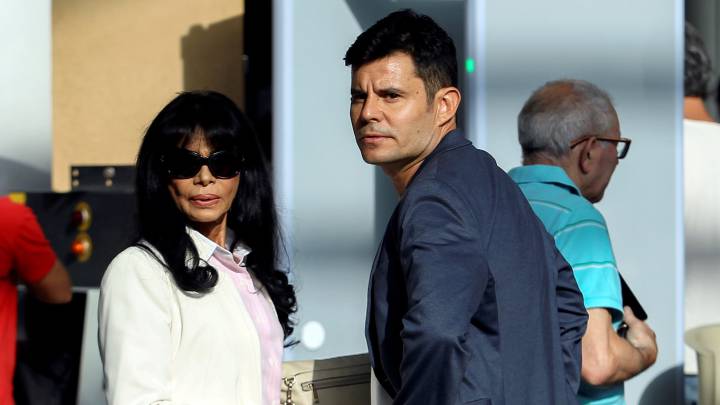 Javier Sánchez Santos, supuesto hijo de Julio Iglesias, con su madre, Maria Edite Santos, a su llegada al juzgado de Valencia por su demanda de paternidad sobre el cantante. FOTO: Stringer/Reuters