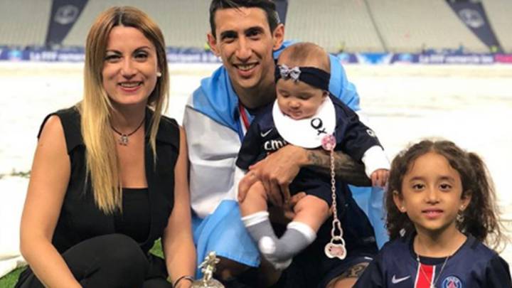 Ángel Di María con su mujer, Jorgelina Cardoso, y sus dos hijas, Mia y Pia, celebrando un título conseguido en el PSG. Foto Instagram @jorgelinacardoso26
