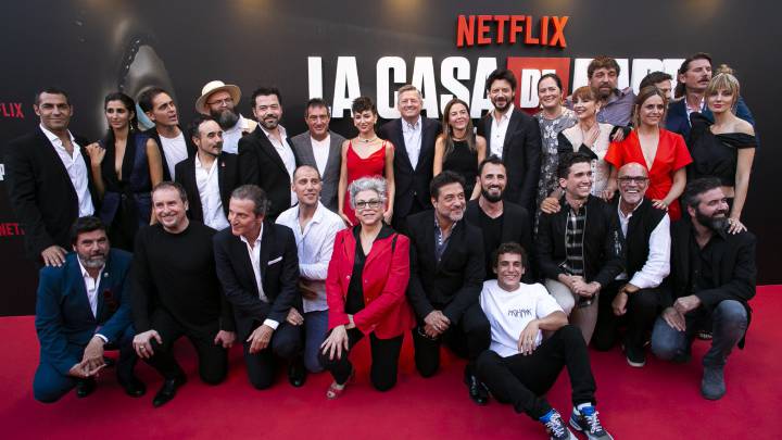 Ted Sarandos, Francisco Ramos, Diego Avalos, Alvaro Morte, Pedro Alonso, Ursula Corbero, Miguel Herran, Jesus Colmenar, Alex Pina, Esther Acebo, Enrique Arce, Jaime Llorente, Hovik Keuchkerian, Najwa Nimri, Darko Peric, Itziar Ituno, Alba Flores, Luka Peros, Naia Guz, Rodrigo de la serna, Mario de la Rosa and Koldo Serra posando en el photocall de la premier de la tercera temporada de 'La Casa de Papel' el 11 de julio del 2019 en Madrid. FOTO: Pablo Cuadra/Getty Images