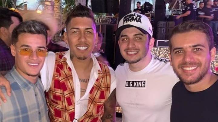 Philippe Coutinho y Roberto Firmino con dos hombres más en una fiesta organizada por el delantero en Brasil durante el verano del 2019.