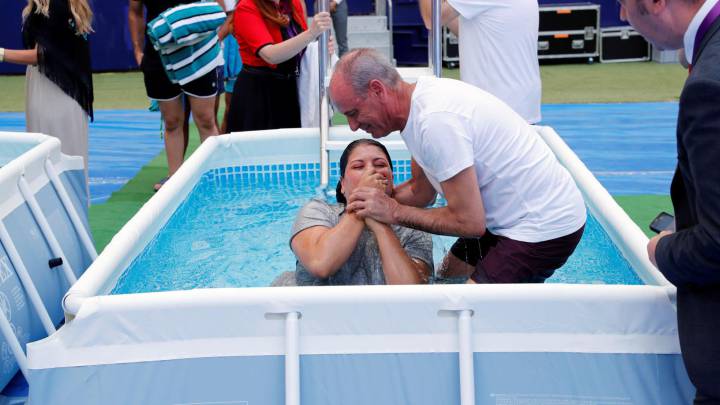 400 testigos de Jehová se bautizan en el césped del Wanda