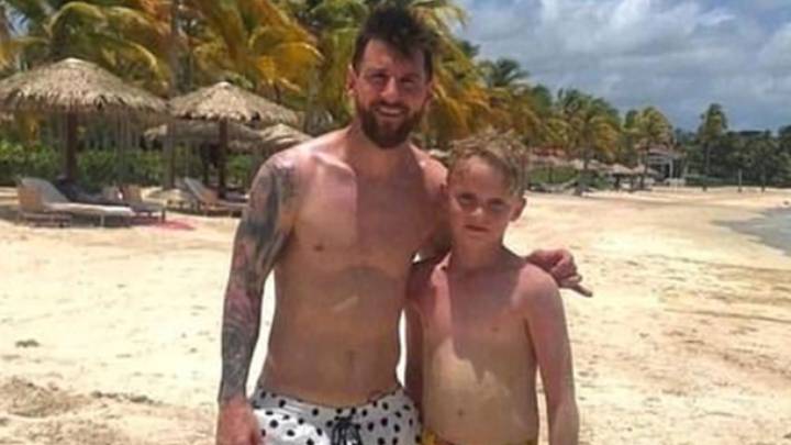 Lionel Messi con Mackenzie O'Neill, uno de los niños que jugó al fútbol con él en una playa de Antigua y Barbuda, en el Caribe, mientras el crack disfrutaba con su familia de sus vacaciones de verano 2019. Foto Twitter @TheEuropeanLad