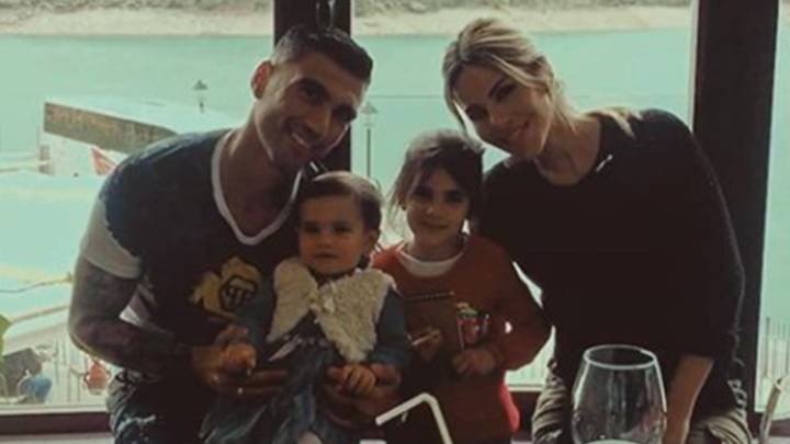 El fallecido futbolista José Antonio Reyes con su mujer, Noelia López, y sus dos hijas, Noelia y Triana. Foto Instagram @noelialopezm