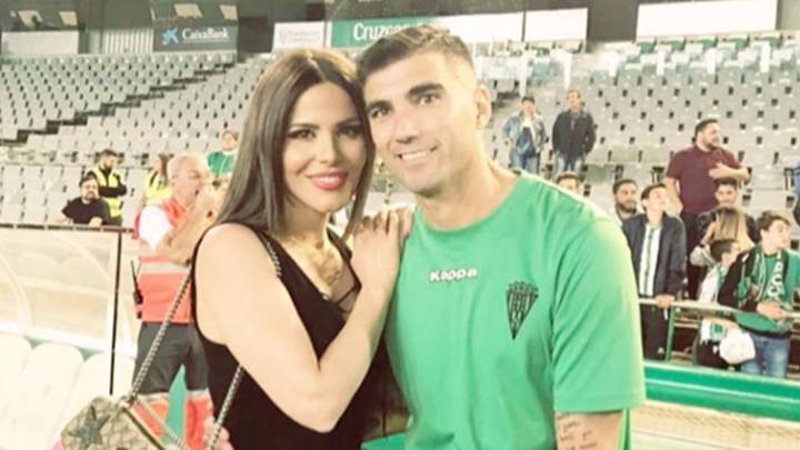 El fallecido futbolista José Antonio Reyes con su mujer, Noelia López, en el estadio Nuevo Arcángel del Córdoba. Foto Instagram @noelialopezm