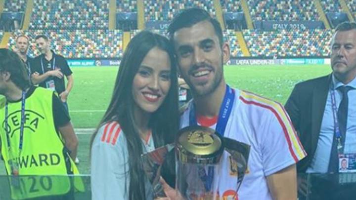 Dani Ceballos celebrando con su novia, María Sánchez del Moral, el europeo sub-21 en julio de 2019. Foto Instagram @mariasandm