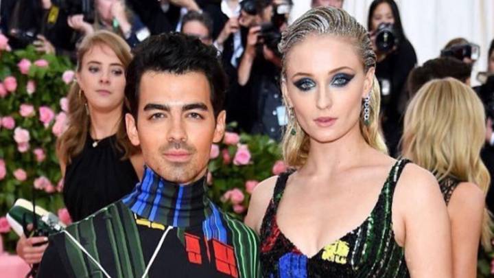 Joe Jonas y Sophie Turner posando en la alfombra roja de la gala MET 2019. Foto Instagram @joejonas