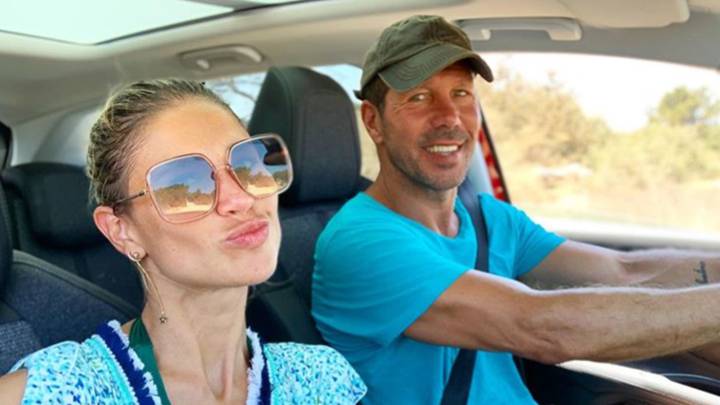 El Cholo Simeone y Carla Pereyra montados en un coche durante sus vacaciones de verano 2019. Foto Instagram @carla.pereyra15
