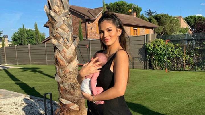 La actriz Sara Sálamo con su hijo Theo, su primer hijo junto al futbolista Isco Alarcón, en el jardín de su casa pocos días después de su nacimiento. Foto Instagram @sarasalamo