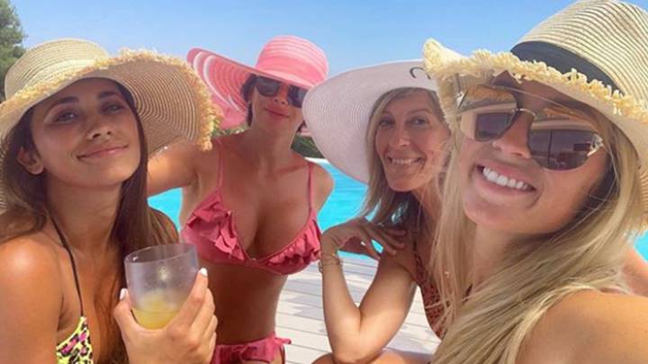 Antonela Rocuzzo, Daniella Semaan, Sofi Balbi (las mujeres de Lionel Messi, Cesc Fàbregas y Luis Suárez) con otra amiga disfrutando del verano en julio del 2019. Foto Instagram @antonelaroccuzzo