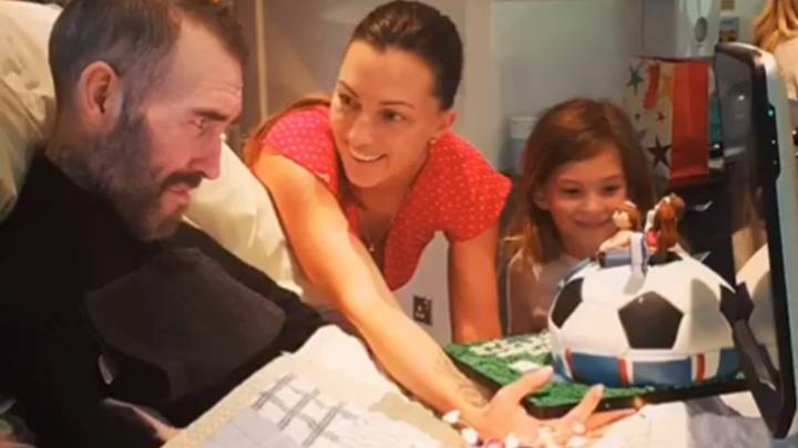 El exfutbolista holandés Fernando Ricksen con su mujer y su hija en el hospital durante la fiesta por su 43º cumpleaños. Captura Instagram @veronikaricksen