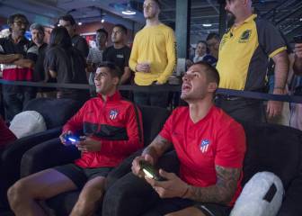 Morata y Vitolo se divierten junto a dos 'gamers' en Orlando