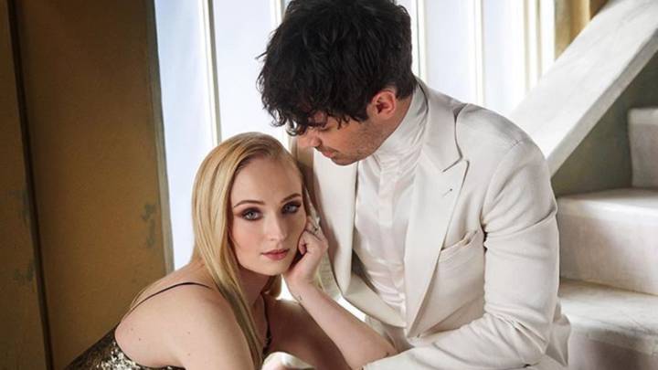 Sophie Turner y Joe Jonas en un posado en una escalera. Foto Instagram @joejonas