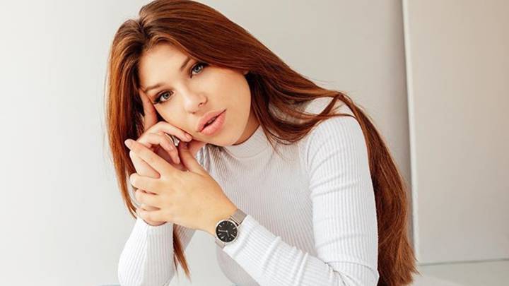 Anita Matamoros, hija de Kiko Matamoros y Makoke, posando con rostro serio. Foto Instagram @_anitamatamoros