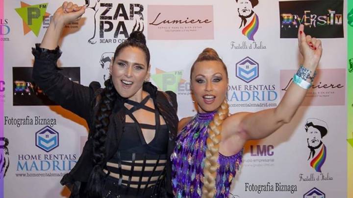 Las cantantes Rosa Lopez y Verónica Romero, de 'Operación Triunfo 1', posando muy sonrientes y animadas en un photocall. Foto Instagram