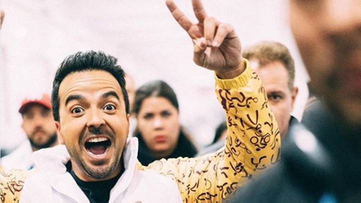 Luis Fonsi muy sonriente haciendo la señal de la victoria con su mano. Foto Instagram @luisfonsi