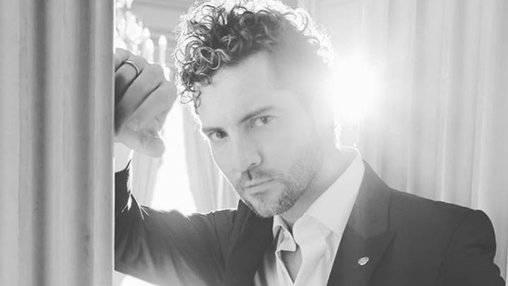 David Bisbal posando en una foto en blanco y negro. Foto Instagram @davidbisbal