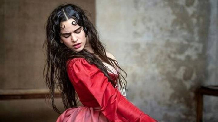 La cantante catalana Rosalía en su posado como 'Julieta' para el calendario Pirelli 2020. Foto Instagram @rosaliaperuoficial
