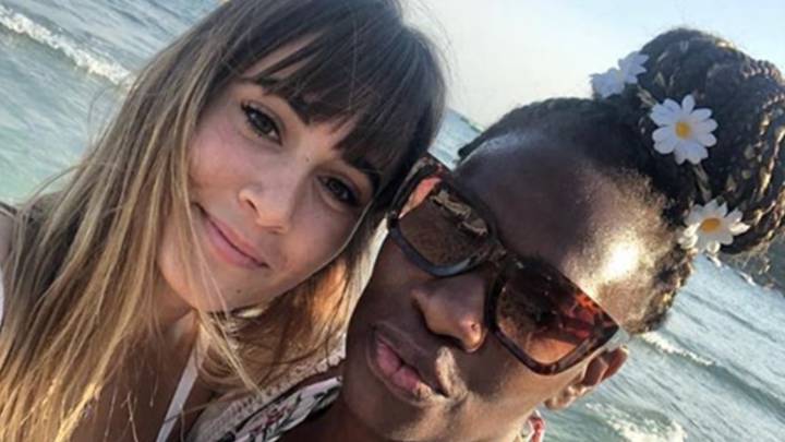 Aitana Ocaña y Carolina Sobe posando juntas en una playa de Ibiza. Foto Instagram @carolinasobe