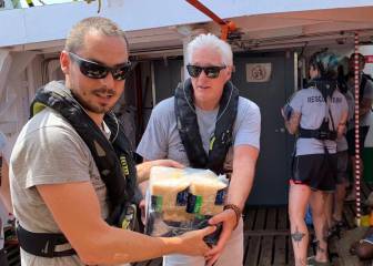 Richard Gere es criticado tras llevar víveres al Open Arms en su yate privado
